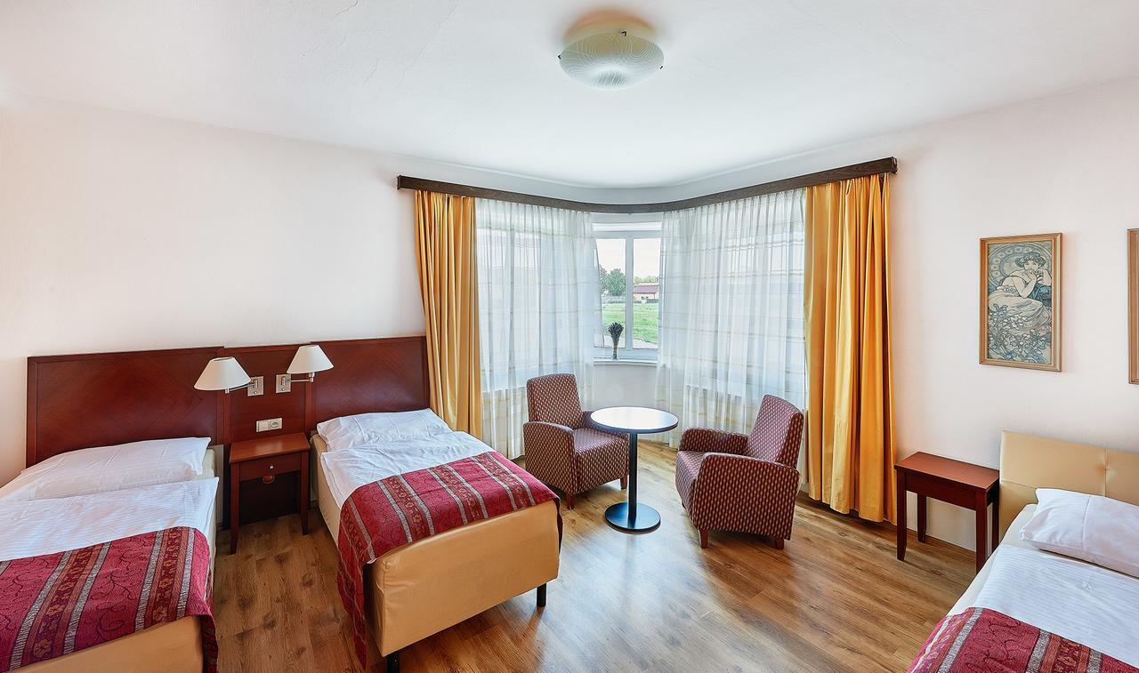 Hotel Penzion Karolinka à Kroměříž Extérieur photo