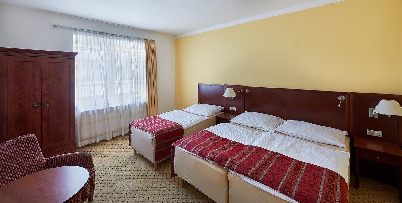 Hotel Penzion Karolinka à Kroměříž Extérieur photo